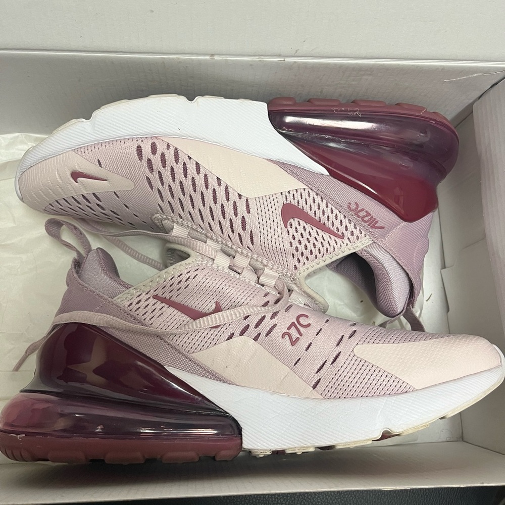 Nike Women's Air Max 270 burgundy/pink
Gently worn size 6.5